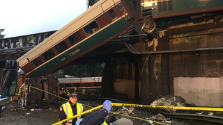 Docenas de heridos y al menos seis muertos al descarrilarse un tren sobre una autopista de Seattle